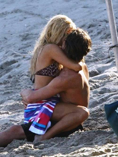 PARIS HILTON HOT SEXY BIKINI PICS PHOTOS ENJOYING ROMANTIC MOMENTS