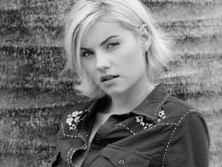 Free wallpapers without watermarks of Elisha Cuthbert at Fullwalls.blogspot.com