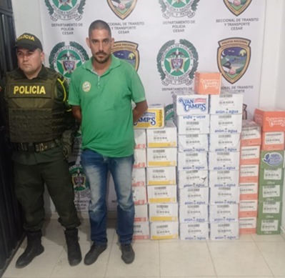 https://www.notasrosas.com/Detenido por hurtar 48 cajas de atún 'Van Camps', de un tractocamión volcado en una vía de Curumaní - Cesar