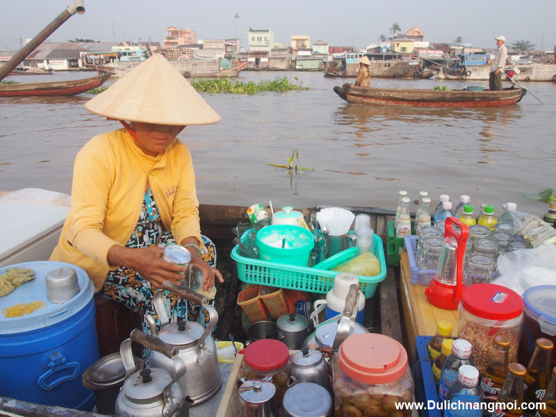 Tạp hóa trên sông chợ nổi