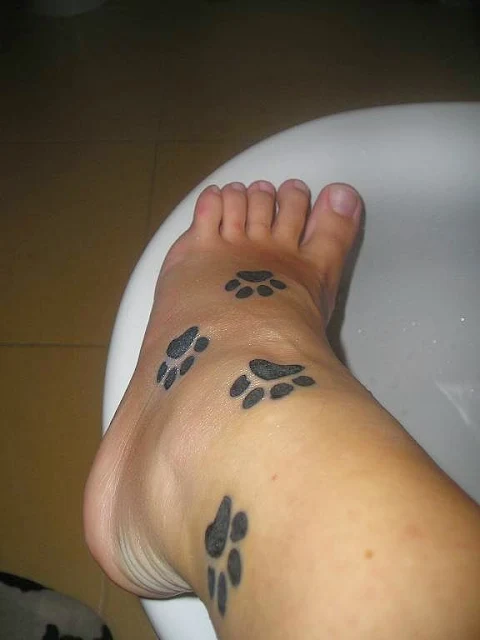 tatuaje de huellas de perrito