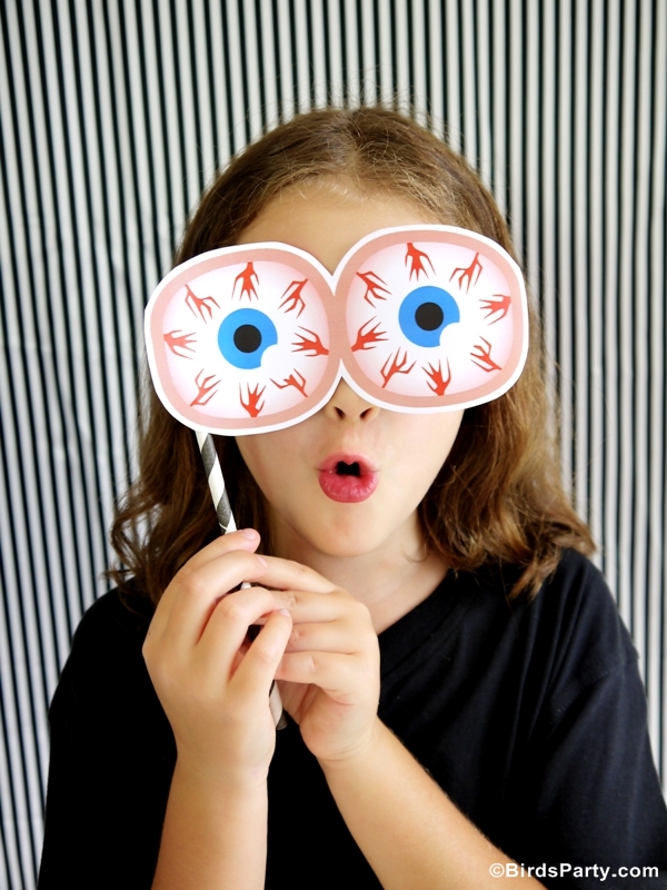 DIY Halloween Party Photo Booth with FREE Printables - BirdsParty.com