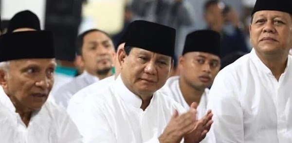 Jumatan Prabowo Heboh, Jumatan Jokowi Sepi tapi Bagi-bagi Sertifikat, Sani: Bawaslu Mana?