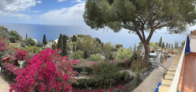 vista do mar jônico a partir do jardim florido do hotel Belsoggiorno