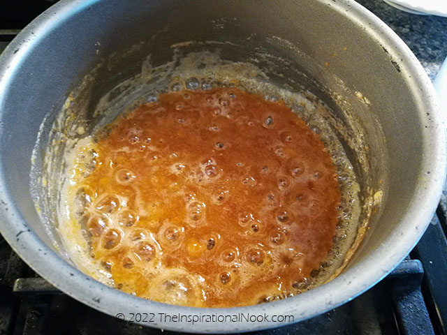 Boiling peaches with sugar to make jam