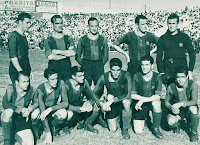 F. C. BARCELONA - Barcelona, España - Temporada 1941-42 - Benito, Rosalench, Escolá, Balmanya y Miró; Sospera, Raich, Lácer, Martín, Zabala y Bravo. F. C. BARCELONA 4 (Escolá 2 y Martín 2), CLUB ATLÉTICO DE BILBAO 3 (Elices 2 y Zarra). 21/06/1942.  Copa de España, final. Madrid, estadio de Chamartín.COPA DEL GENERALÍSIMO, 38ª EDICIÓN: El C. F. BARCELONA gana su 9º título.