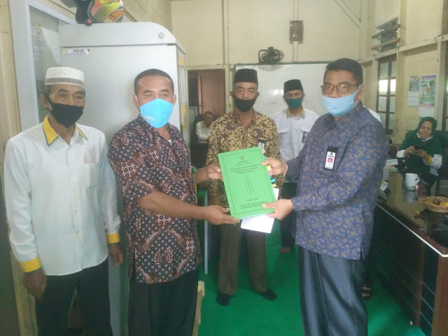 Kabid Penaiszawa Kemenag Kanwil Riau H Muhammad Saman menyerahkan Hasil Akreditasi dan Audit Syariah Baznas Inhil kepada Ketua Baznas Inhil HM Yunus Hasby