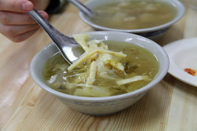 噴水雞肉飯筍絲湯