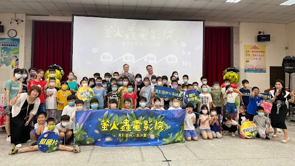 ▲螢火蟲電影院首場在南投市光復國小登場，彰化生活美學館館長尹彙武歡迎厝邊頭尾相聚看電影，體驗不一樣的觀影經驗。（記者林明佑翻攝）