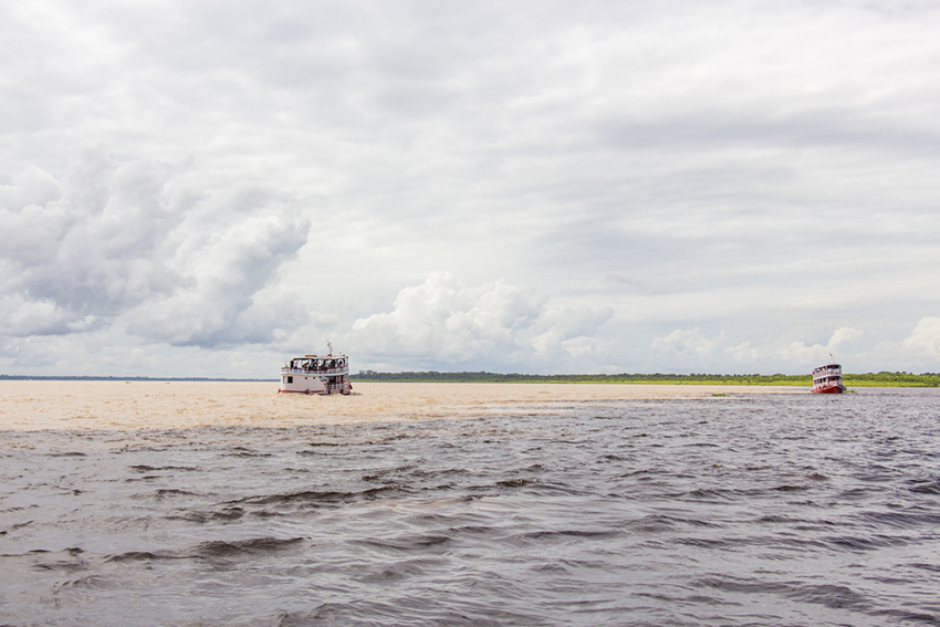 Encontro das águas Rio Negro e Rio Solimões