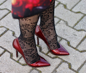 Gaia d'Este red pumps, Calzedonia crochet tights, Fashion and Cookies, fashion blogger