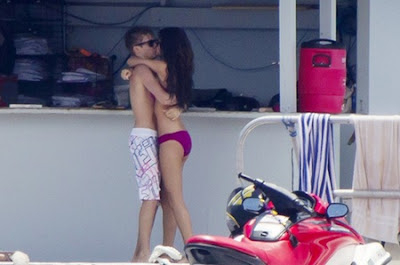 Justin Bieber and  Selena Gomez berciuman