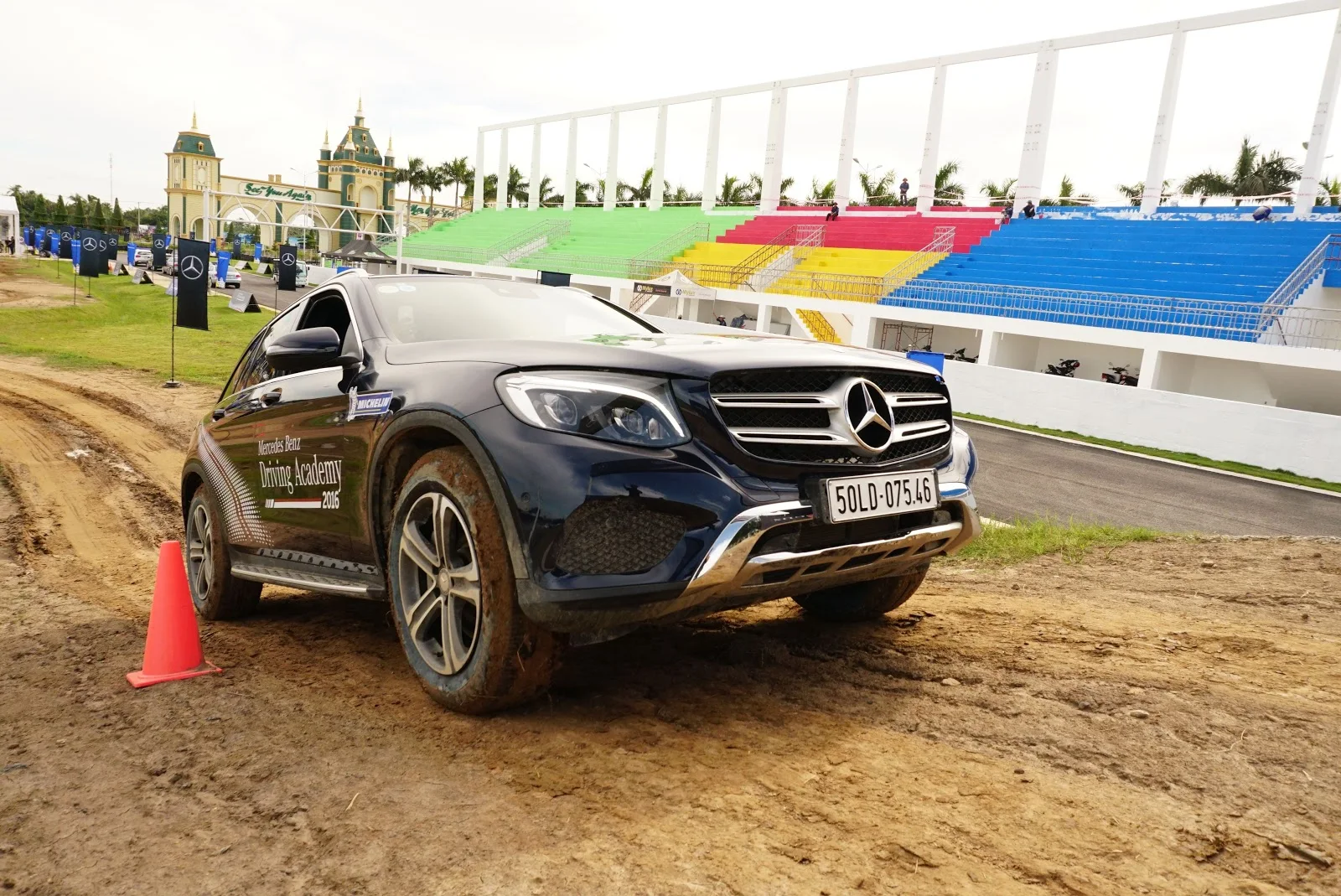 Trổ tài offroad 'nhẹ' cùng các dòng SUV của Mercedes Benz