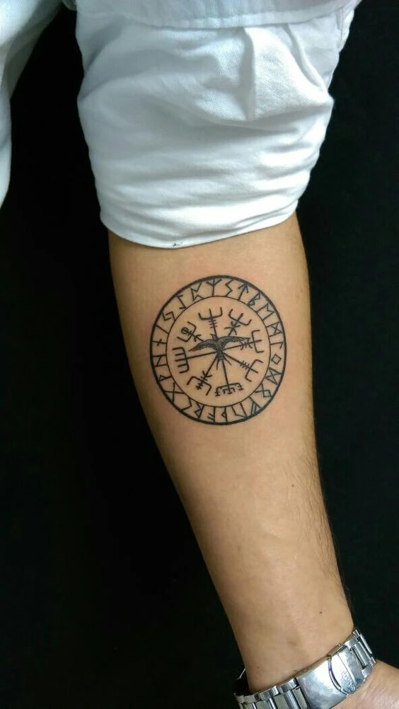 tatuaje de vegvisir vikingo