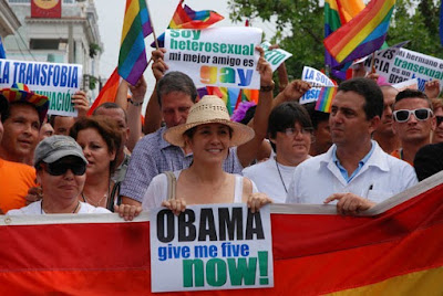 A sexóloga Mariela Castro, sobrinha de Fidel, lidera marcha contra homofobia em Cienfuegos, Cuba (Foto: AFP)