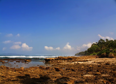 Salah satu spot Pantai Karapyak yang berkarang.