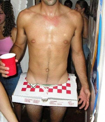 pizza box costume. a pizza é de linguiça.