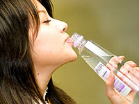 Minum Air Mineral Membuat Sehat