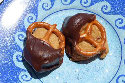 Chocolate Peanut Butter Pretzel Bites | www.kettlercuisine.com
