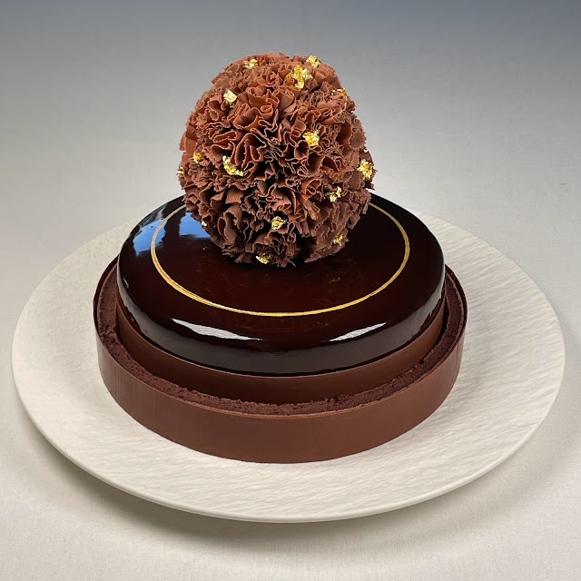 pompon amaury guichon glaçage miroir chocolat décor chocolat cerclage compotée poire biscuit japonais chocolat