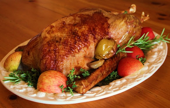 Traditional English Christmas Dinner Recipes - Yummy English for Children: Traditional Christmas dinner!!! : Crackers filled with silly gifts, a tray of dates, bowls of nuts and oranges, and of course, the queen's annual address.