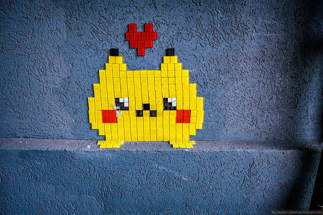 Пиксельный Пикачу с сердечком сделанный квадратной плиткой