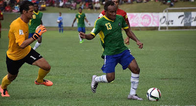 Mikael Roche, portero de Tahití contra James Naka de Islas Salomón