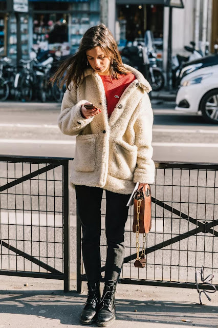 Cream-colored lamb wool coat, small black pants, add a pair of Martin boots, it looks cool and gentle.