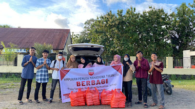 Penghujung Akhir Ramadhan, Hipmatir Berbagi Takjil Gratis Kepada Warga