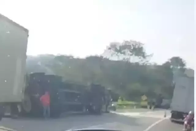 Acidente com carreta provoca lentidão na Régis Bittencourt, em Cajati