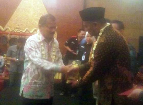 Bupati Ali Mukhni Terima Penghargaan Kawastara Pawitra, Dari Mendikbud Muhadjir Effendi 