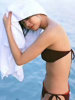 Saki Aibu beautiful Japanese actress in sexy bikini body photo
