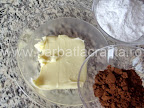 Prajitura boema preparare reteta - pentru crema amestecam cacao cu unt si zahar pudra