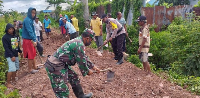 TNI-Polri dan Warga Kerja Bhakti Timbun Jalan di Kampung Yasa Mulya