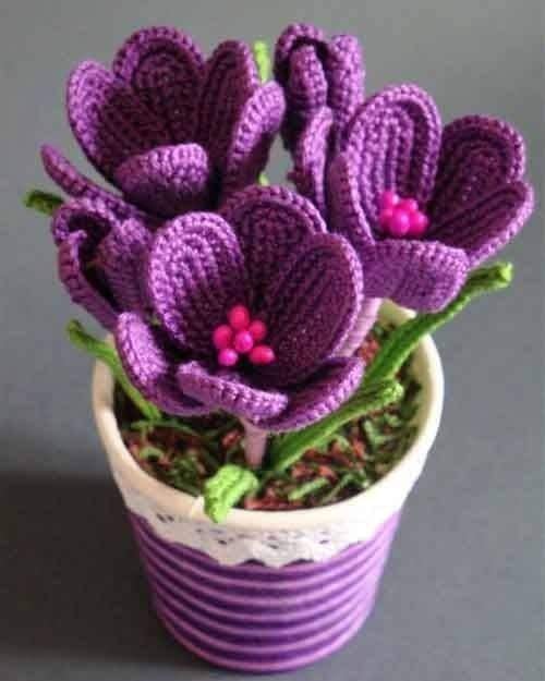 Seni crochet bunga yang menarik dan kreatif.
