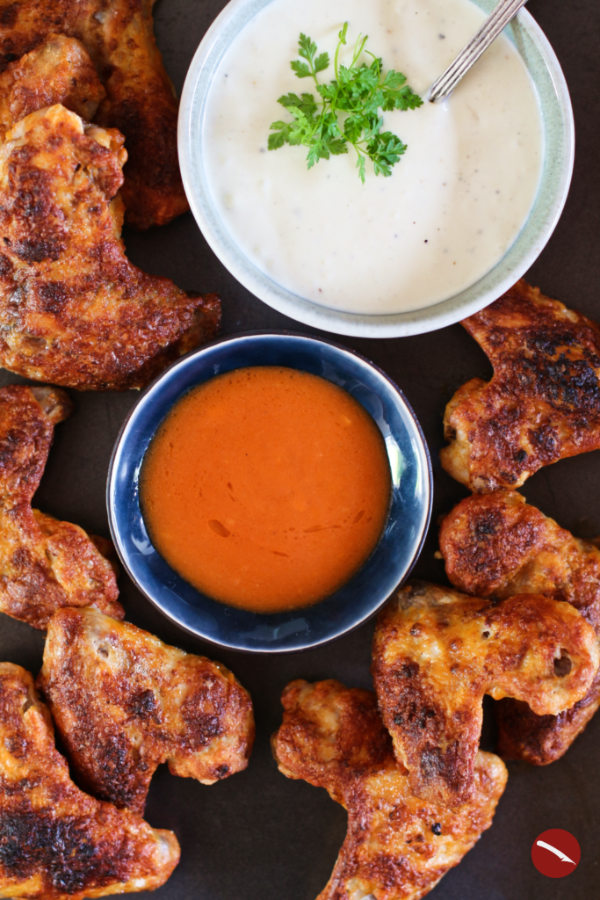 Rezept für geile Chicken Wings mit Blue Cheese Dip, original amerikanisch! Besonders knusprige Hähnchenflügel mit Käsedip und phänomenalem Trick für knusprige Geflügelhaut mit Backpulver. #rezepte #backofen #marinade #grillen #ofen #knusprig #dip #beilage #käsedip #bluecheese #nachos #einfach #selbermachen #pasta #pommes #burger #käsesauce #fingerfood #drumsticks #hähnchenkeulen #backen #backofen #foodblog #arthurstochterkochtdienewyorktimesleer