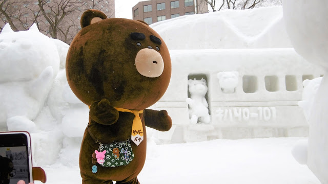 北海道、さっぽろ雪まつりの会場で見たゆるキャラ、やべーべや