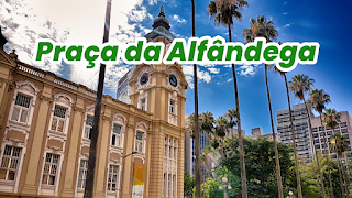 Edificio histórico en Praça da Alfândega flanqueado por filas de palmeras