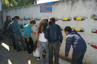 Alunos da Escola Paulo Freire participam do projeto Horta Vertical