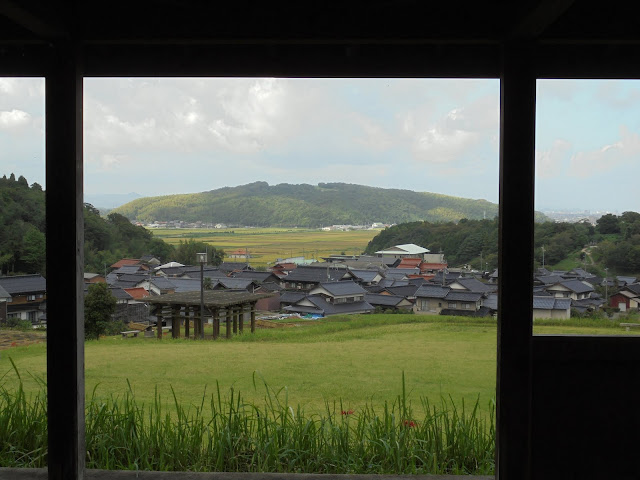 上淀廃寺跡の丘の上から下の集落を望む