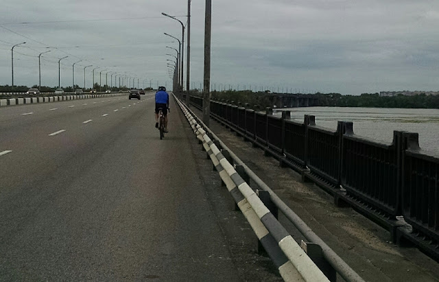 велосипедист на Амурском мосту