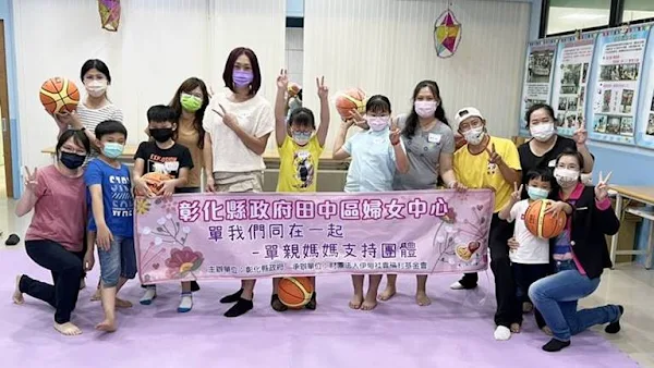 ▲各公私立幼兒園、各大社團及政府活動，公益活動、婚禮主持等都有大皮蛋哥哥鄭敬議身影。（圖／大皮蛋哥哥鄭敬議提供）