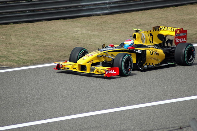 Gambar Mobil Balap F1 Renault di Circuit China