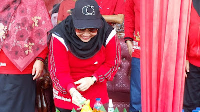 Jalan Sehat HUT PGRI Ke-78 dan HGN, Bupati Kasmarni: Transformasi Guru Adalah Kunci Untuk Capai Visi Indonesia Lebih Maju
