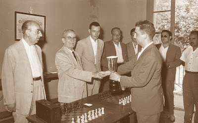 Francino recibiendo el trofeo del torneo de Vilanova i la Geltrú 1958
