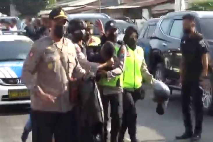 Mencekam! Detik-detik Penangkapan Anak Kiai Buron Dugaan Pencabulan: 1 Polisi Terluka, 8 Truk Massa Diamankan