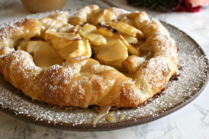 Recipe for an apple dessert in puff pastry with tahini caramel sauce.