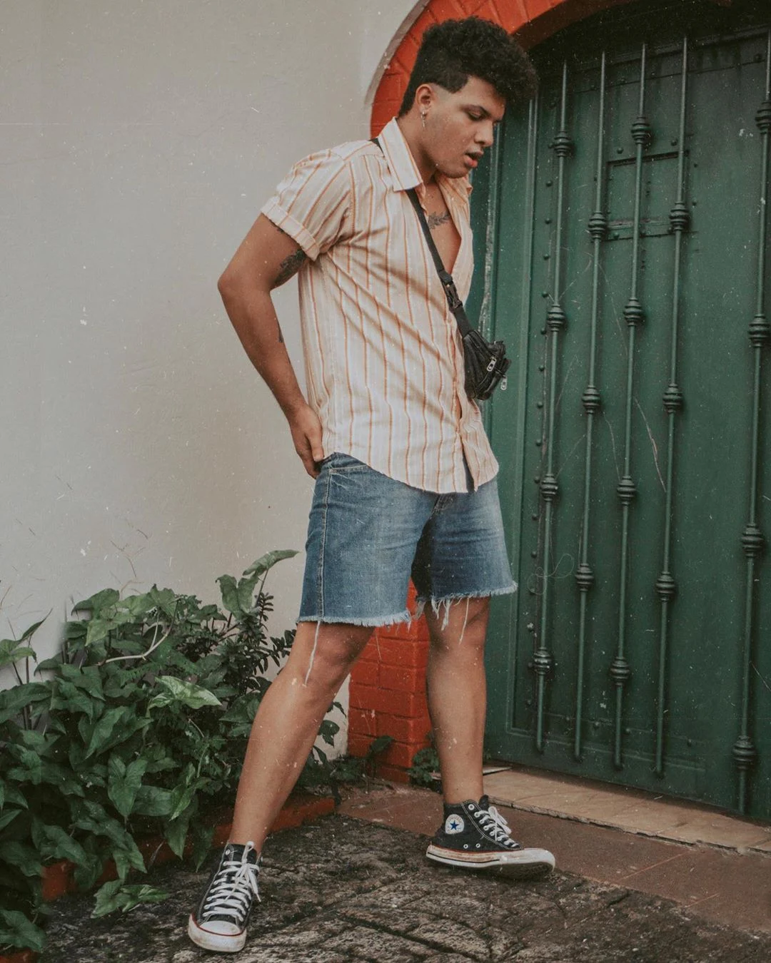 Look Masculino verão Retro Vintage com camisa listras e pochete e all star preto