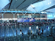 Aéroport de Montréal. Me voici arrivé à Montréal, à 18H heure locale (minuit .