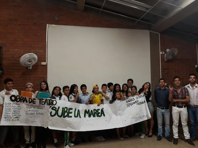 Estudiantes participantes en la obra de teatro Sube La Marea